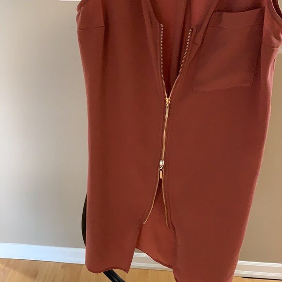 Woman’s size Xs reddish pink sleeveless blouse. - Picture 4 of 6